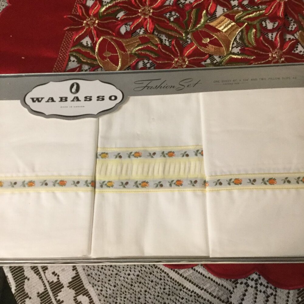 VINTAGE New Wabasso  fashion set made in Canada 1 sheet 81"x104" 2 pillow slips